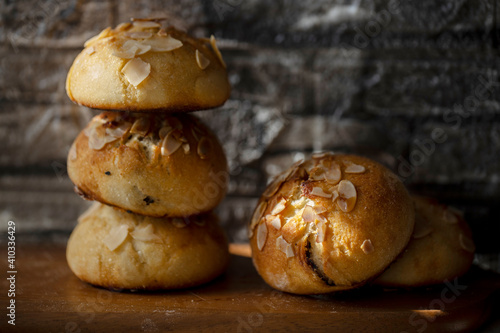 Foto home baking:  sweet almond buns