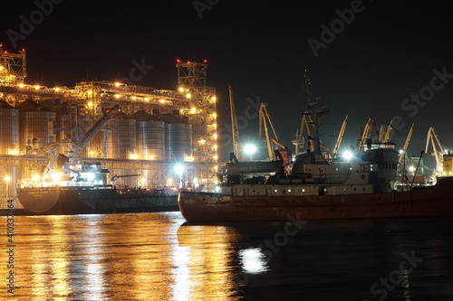 Night port, river, ships © Oleksii_zaB