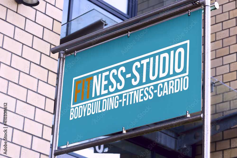 Ein Schild von einem Fitnessstudio Ein Schild von einem Fitnessstudio