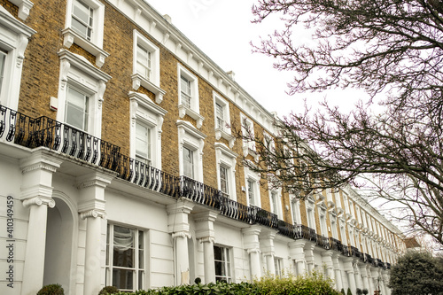 Φωτογραφία London- An attractive street of terraced houses off Abbey Road in north west Lon