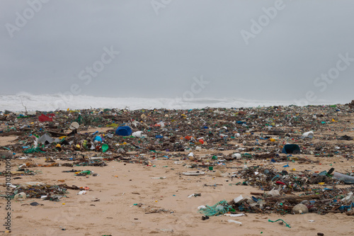 Après une forte tempête tous les déchets du fond de l´océan se sont déposés sur les plage des Landes, transformant les plages en décharges à ciel ouvert. Les déchets étaient surtout du plastique.