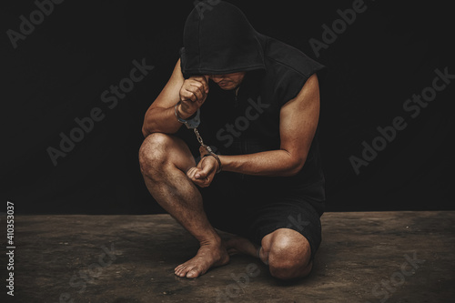 Fotografering prisoner concept,Handcuffed hand of a prisoner in prison, Male prisoners were se