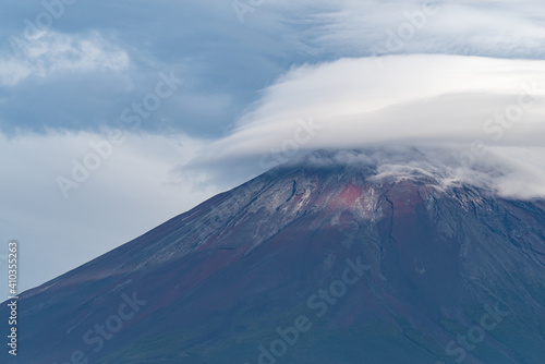 傘雲がかかる富士山