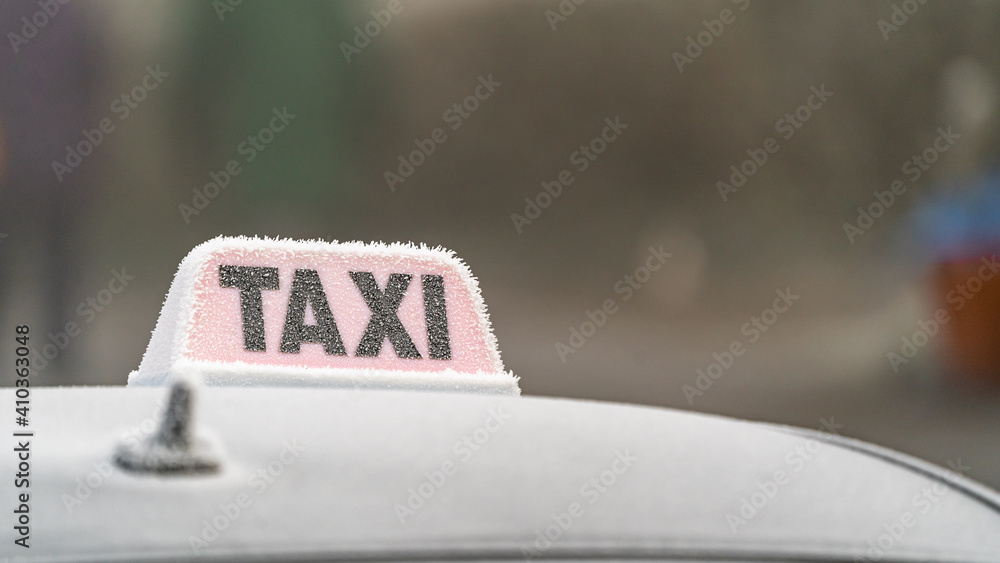 Obraz premium Frosty taxi sign on the roof of a car
