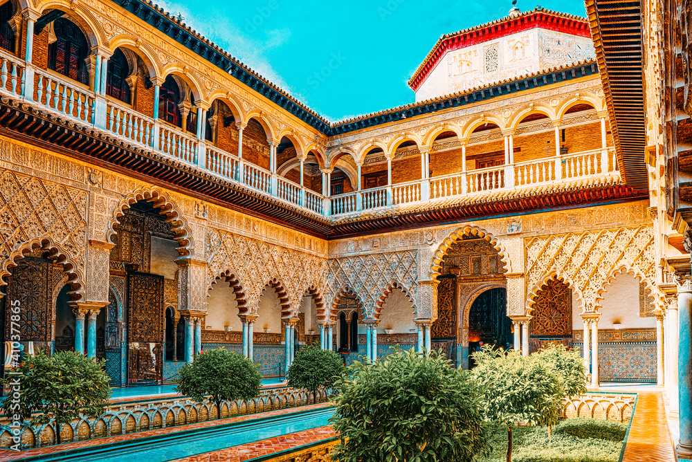 Obraz premium Panoramic view of inner patio- Maidens Courtyard ( Patio De Las