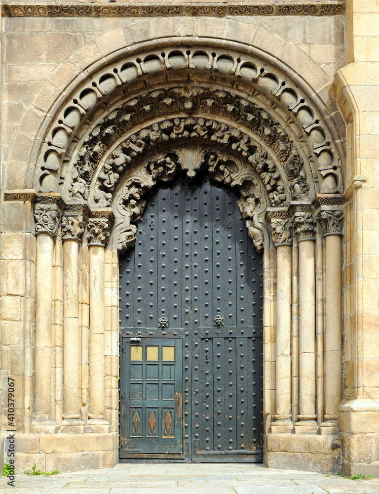 Puerta sur de la Catedral de San Martín en la Plaza do Trigo de Ourense Orense Galicia España