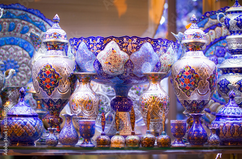 bemaltes Metall, Schalen und Teller und Vasen, Kunst, Naqsch-e Dschahan Marktplatz, Isfahan, Iran photo