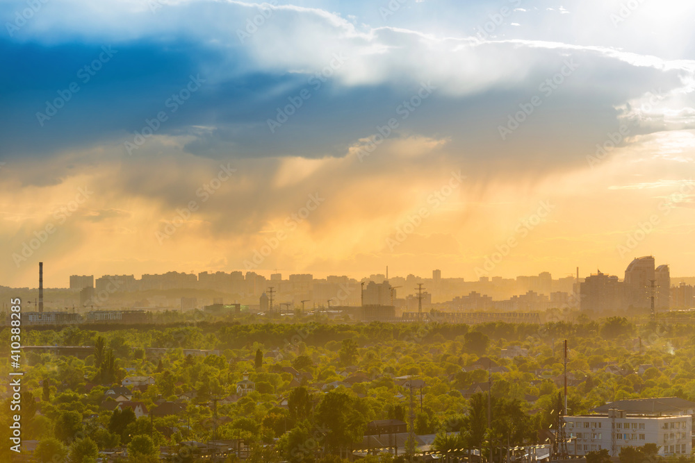 Obraz premium Sunset in big city, downtown cityscape with sunset sky