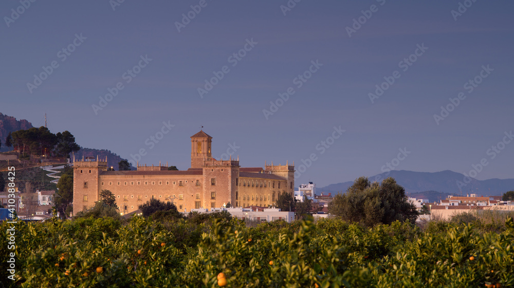 Vista al atardecer del Real Monasterio de El Puig de Santamaria, en la provincia de Valencia. Comunidad Valenciana. España. Europa