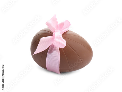 Chocolate egg with pink bow isolated on white © New Africa