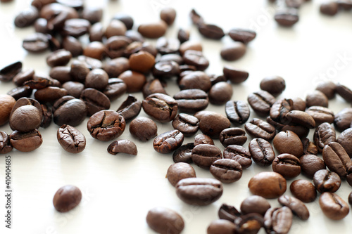 roasted coffee beans on white wooden background