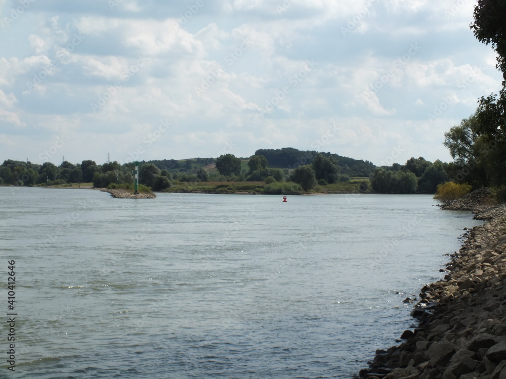 Rheinufer mit Schiff