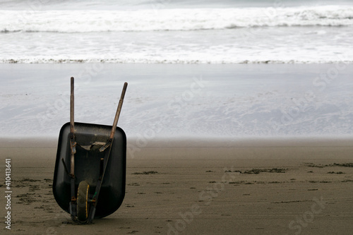 Carretilla abandonada en la playa