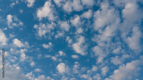 Bild auf Leinwand Cielo azul con pequeñas nubes blancas