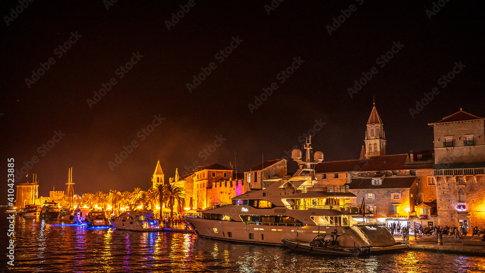 Yacht vor historischer Altstadt bei Nacht