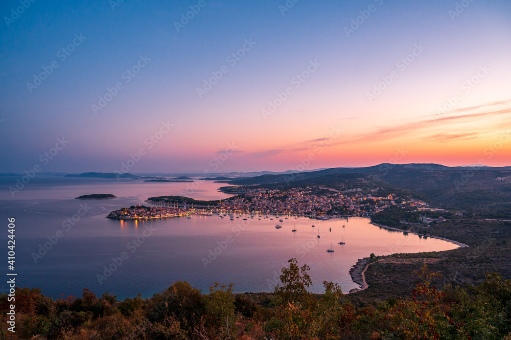 Kroatische Küste im Morgenlicht kurz vor Sonnenaufgang