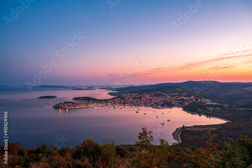 Kroatische Küste im Morgenlicht kurz vor Sonnenaufgang
