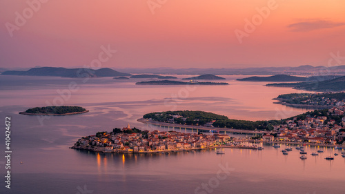 Kroatische Küste im Morgenlicht kurz vor Sonnenaufgang photo