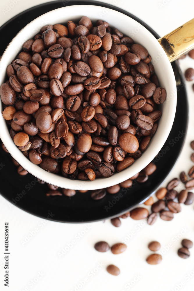 Fototapeta premium roasted coffee beans in black cup