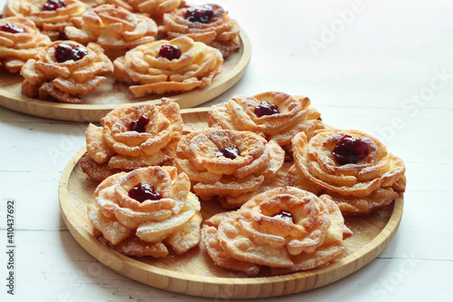 Róże karnawałowe z konfiturą i cukrem pudrem – tradycyjne polskie ciastka jedzone w czasie karnawału, tłustego czwartku i ostatków