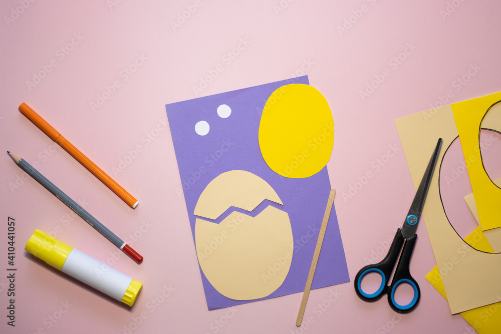 Fototapeta premium Easter greeting card in egg shape. How to make children's paper craft. Step 4. Simple creative art project. Step by step instructions. Homemade easy paper applications. DIY concept.