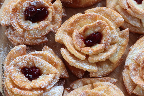 Róże karnawałowe z konfiturą i cukrem pudrem – tradycyjne polskie ciastka jedzone w czasie karnawału, tłustego czwartku i ostatków