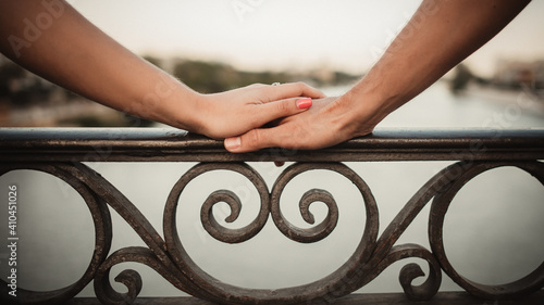 Canvas Print Couple in love holding hands on a heart-shaped railing on a bridge, Valentine´s day
