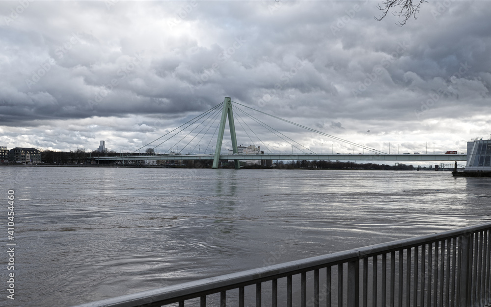 Obraz premium Severinsbrücke in Köln bei Hochwasser