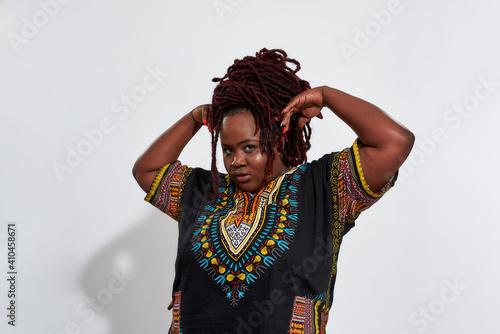 Foto Plump haitian woman holding raised hands near head