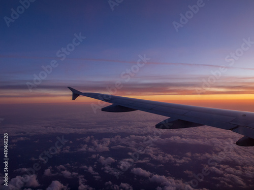 飛行機から見る朝焼けに染まる世界