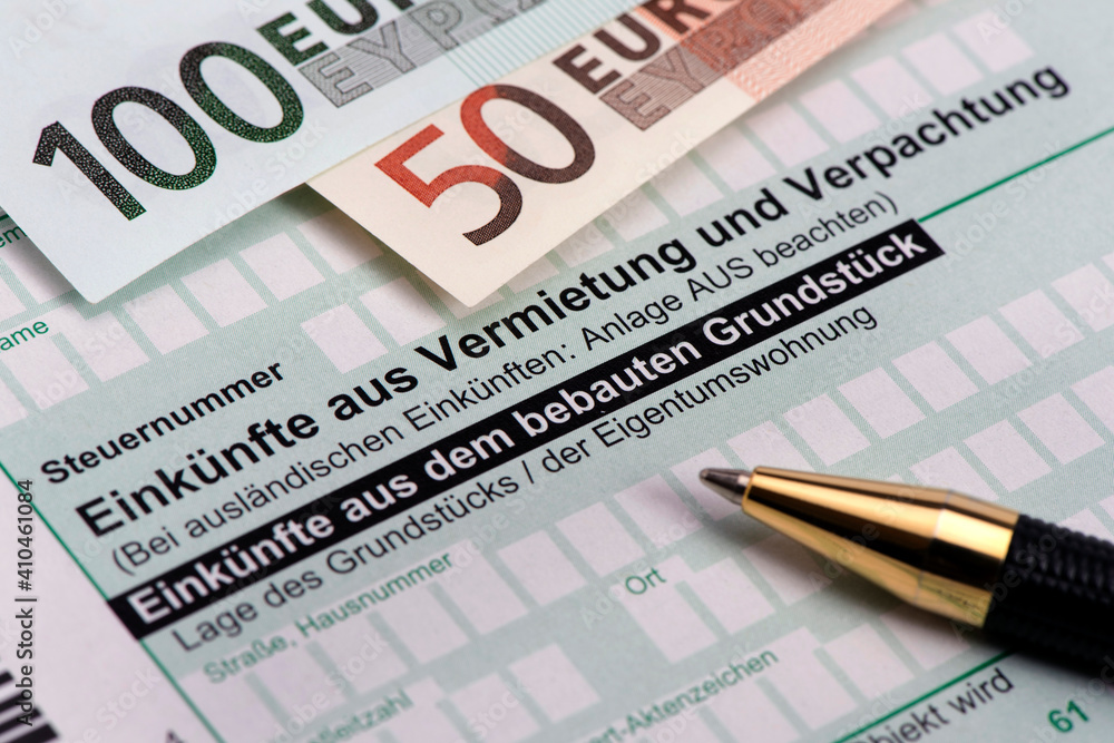Obraz premium Formular für Steuererklärung an Finanzamt