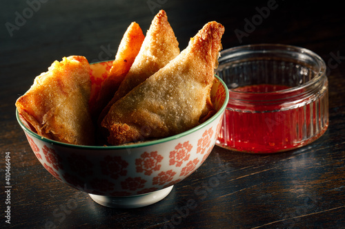 Frühlingsrollen aus dem Ofen mit süss saurer chinesischer Sauce photo