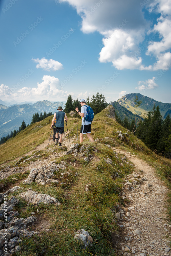 Wandern auf der Nagelfluhkette in den Allgäuer Alpen mit Blick zum Stuiben