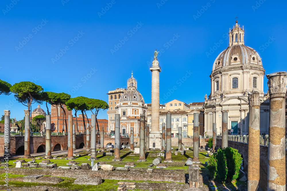 Römische Ehrensäule und Trajansforum mit der Kirche Santa Maria di Loreto in Rom und der KIrche Santissimo Nome di Maria al Foro Traiano
