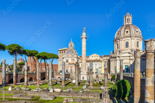 Römische Ehrensäule und Trajansforum mit der Kirche Santa Maria di Loreto in Rom und der KIrche Santissimo Nome di Maria al Foro Traiano photo