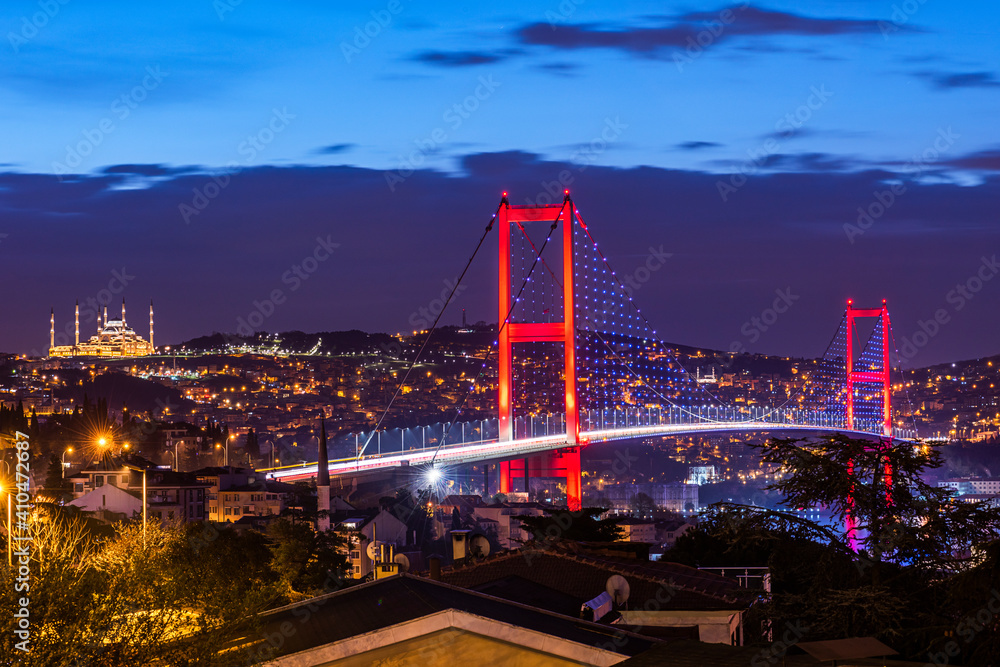 Obraz premium ISTANBUL, TURKEY. Beautiful Istanbul sunrise landscape with Istanbul Bosphorus Bridge, Camlica Mosque and Camlica Tower.