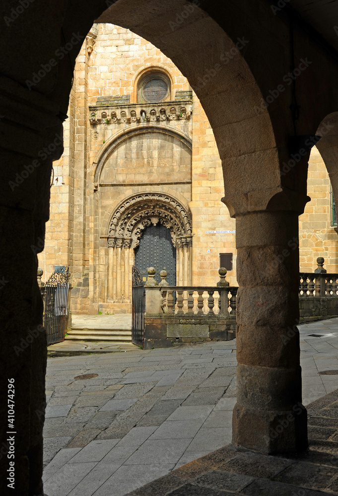 Soportales de la Plaza do Trigo y Catedral de San Martín en la ciudad de Ourense Orense, Galicia, España 