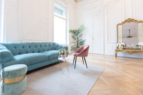 Φωτογραφία chic spacious light room in an old mansion in the classical style of the 19th ce