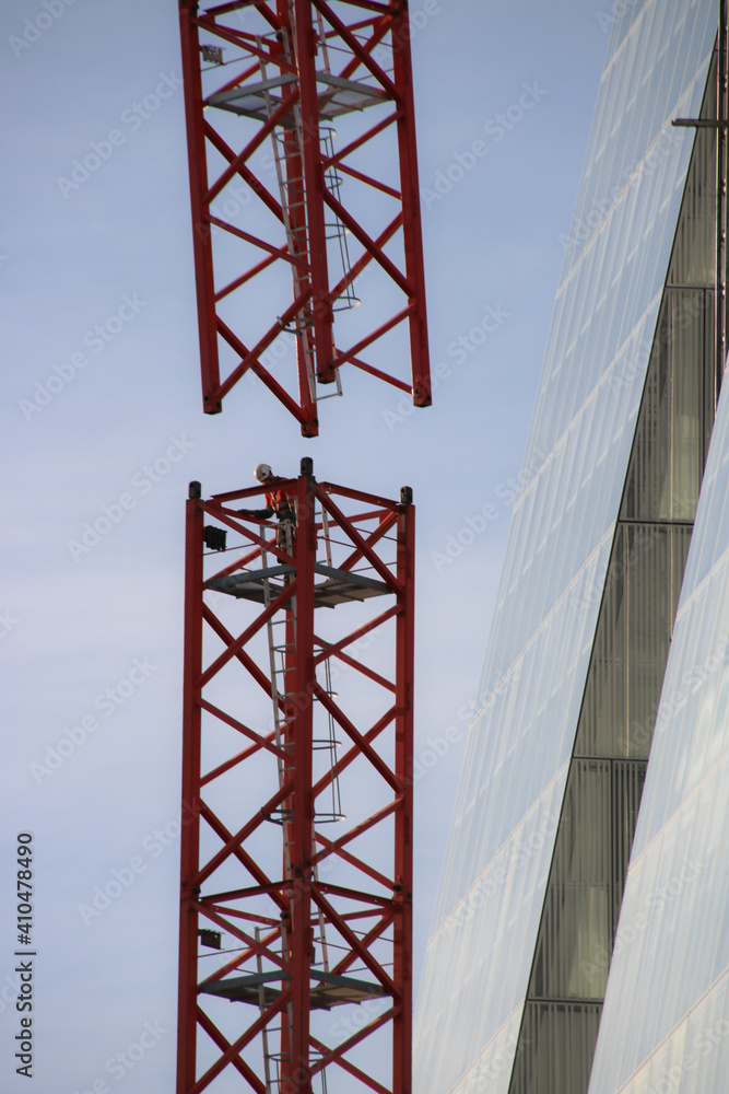 grue sur un site de travaux en construction