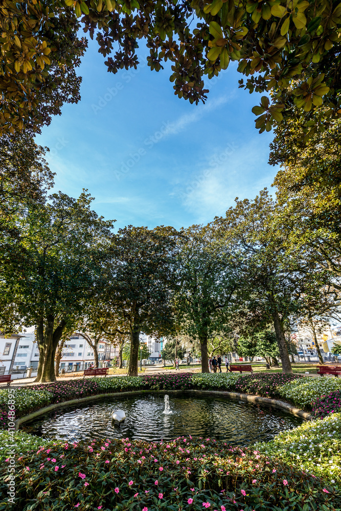 Obraz premium Pond in Jardim de Sao Lazaro - small park in Porto city, Portugal