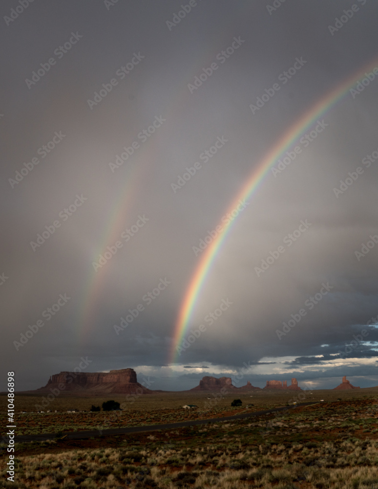 Seltener Anblick: Ein Regenbogen nahe dem Monument Valley in Utah - USA. Seltener Anblick: Ein Regenbogen nahe dem Monument Valley in Utah - USA.