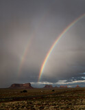 Seltener Anblick: Ein Regenbogen nahe dem Monument Valley in Utah - USA.