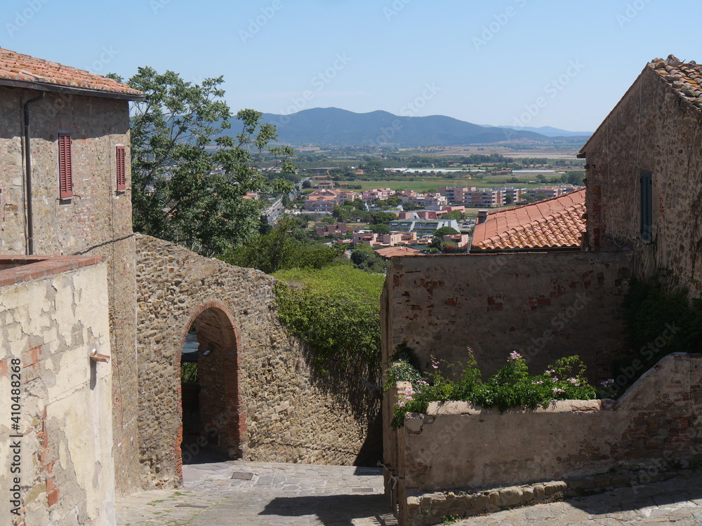Obraz premium Internal side of Porta Urbica that was the ancient gateway along the walls to the historic center of Castiglione della Pescaia.