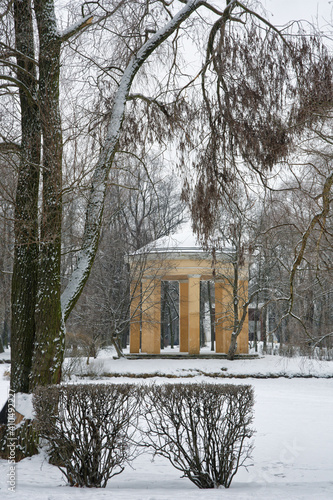 Obraz na płótnie City park in the winter season. w salonie