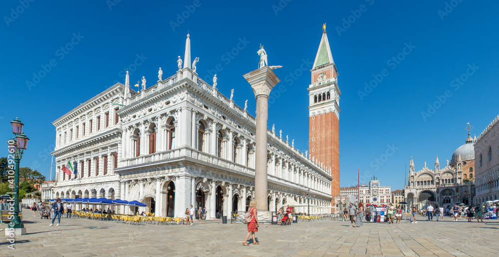 discovery of the city of Venice and its small canals and romantic