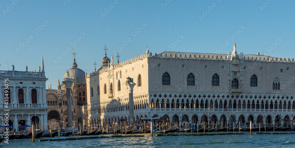 Fototapeta premium discovery of the city of Venice and its small canals and romantic alleys
