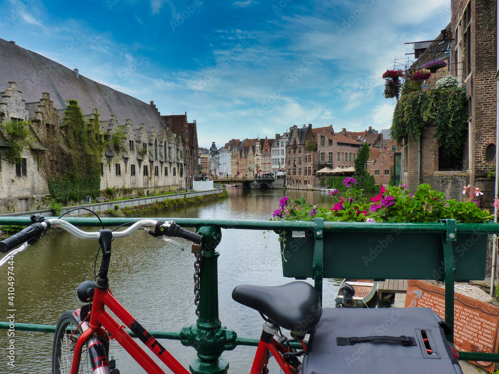 Canal en la ciudad de Gante.