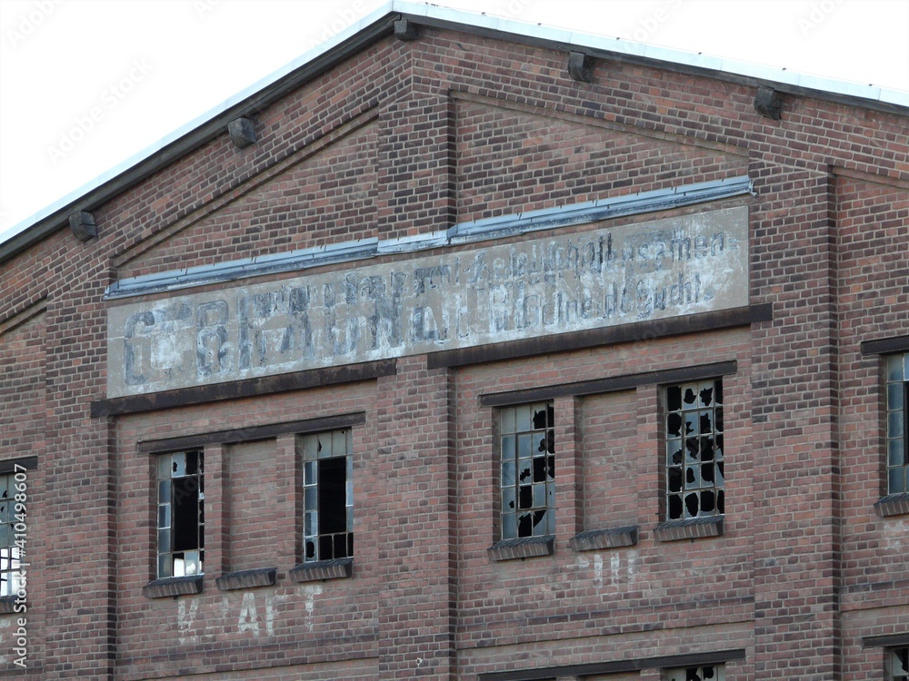 Fassade einer alten verlassenen Fabrikhalle aus Backstein
