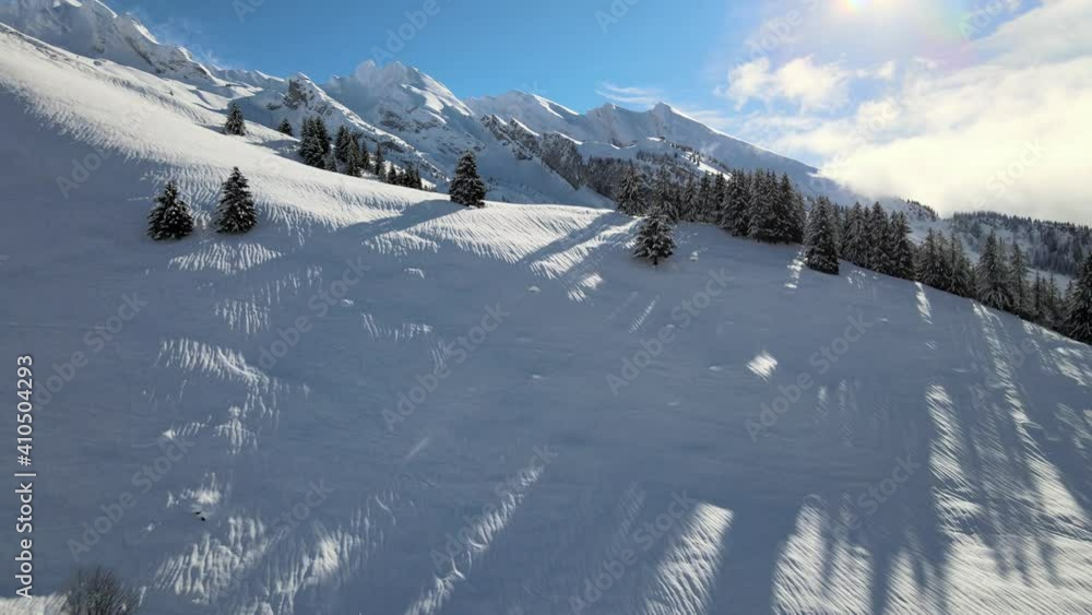 Montagne enneigée sous un beau ciel bleu ensoleillé dans le massif des Aravis, prise de vue aérienne par drone