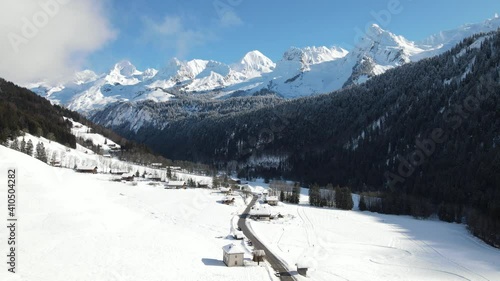 Vallée enneigée sous un beau ciel bleu ensoleillé dans le massif des Aravis, prise de vue aérienne par drone